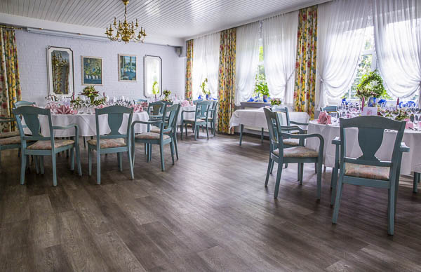 Blauer Salon mit Hochzeitsdekoration