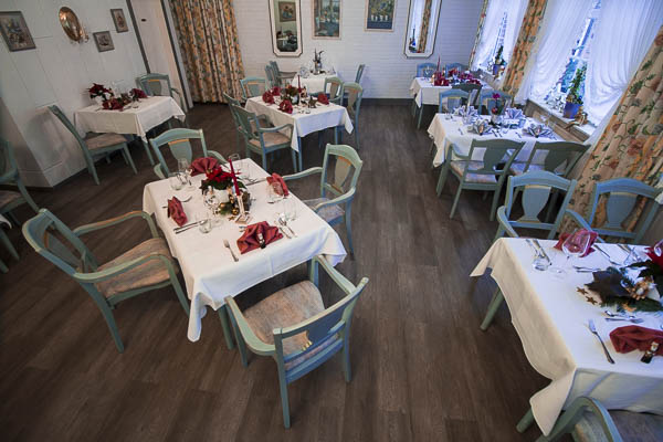 Blauer Salon mit Weihnachtsdeko